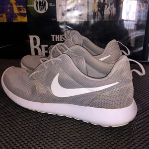 Nike roshe runs size 9.5 mens